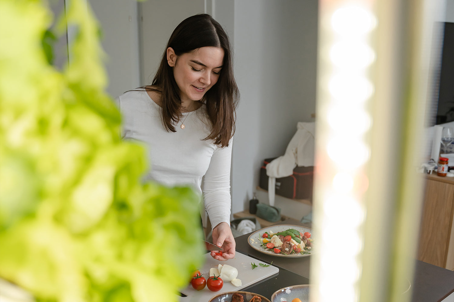 Frau schneidet in Küche vor OASYS