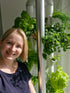 Kundin vor ihrem Everleaf Indoor Garden