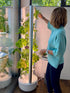 Frau erntet ihren everleaf garden