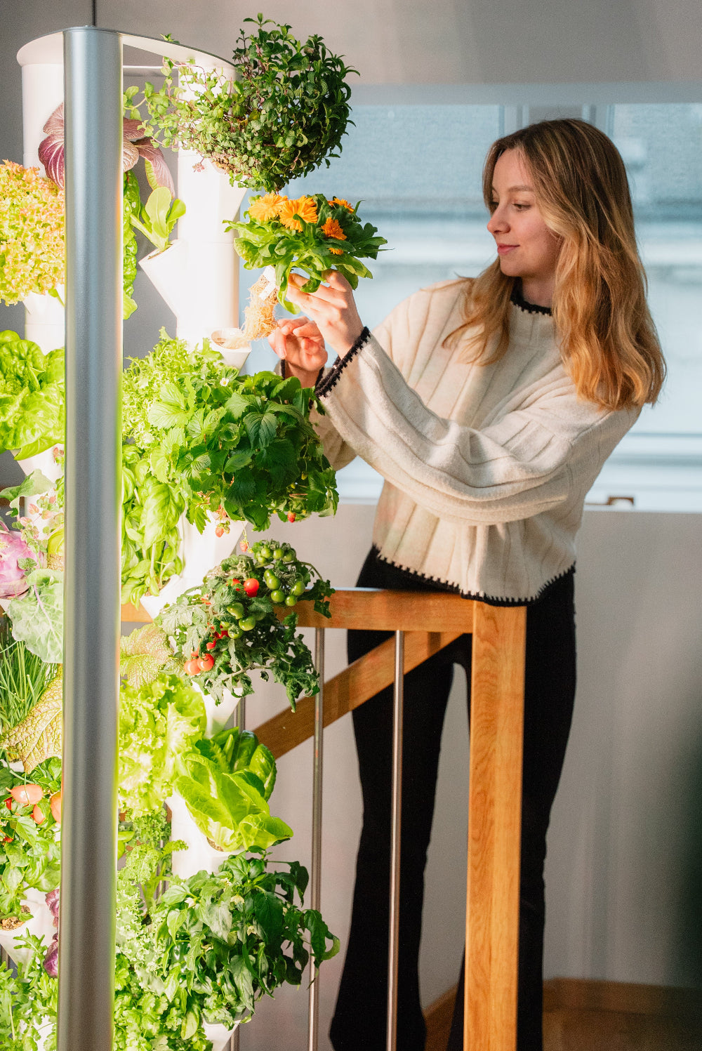 Frau beim Everleaf Garden blumen