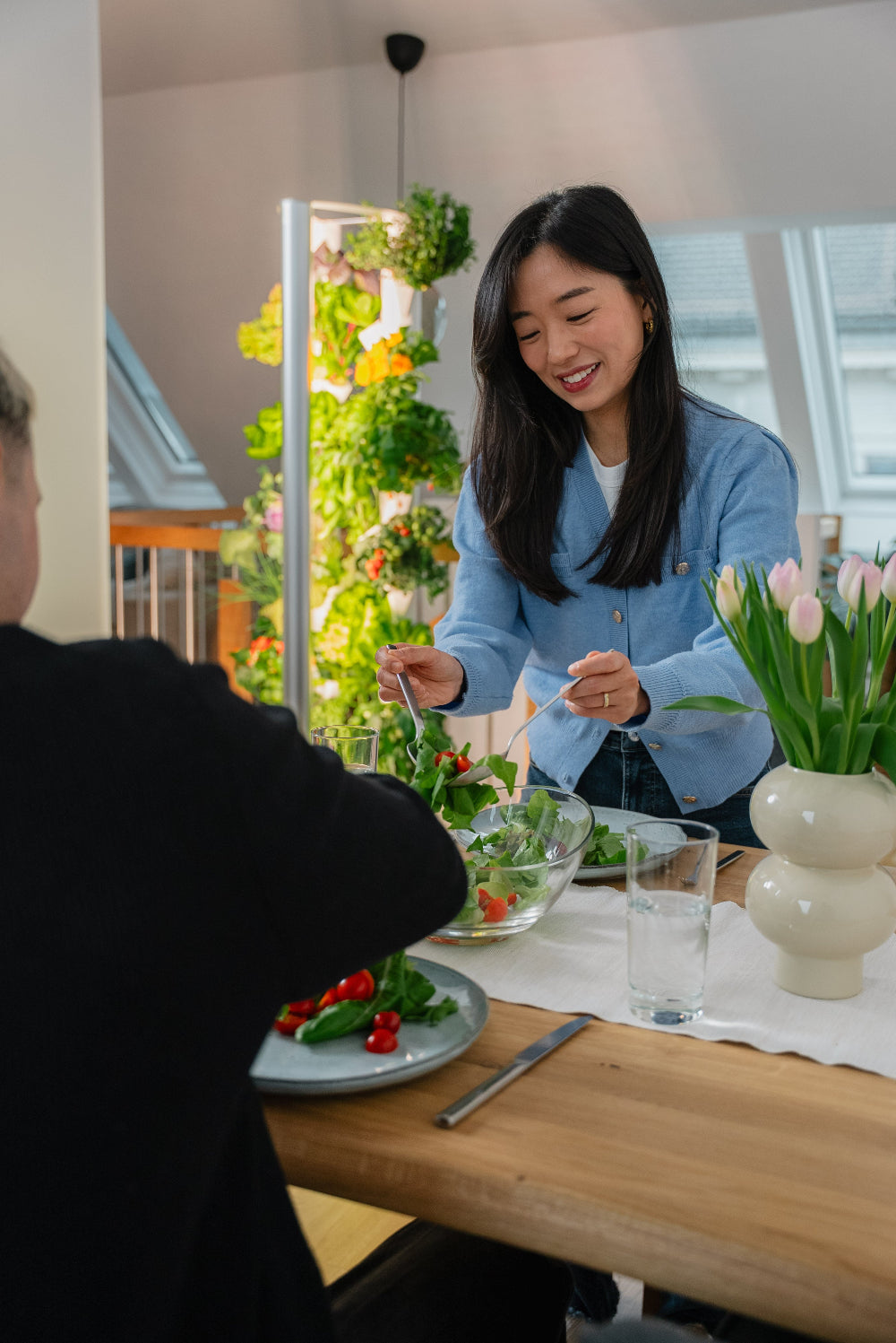 Pärchen isst salat