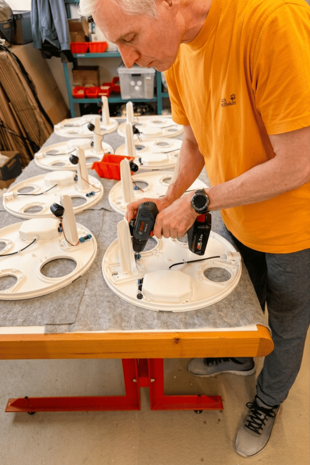 Mitarbeiter baut Gärten zusammen