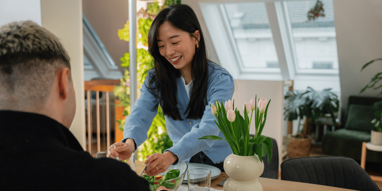 Pärchen isst Salat vom Everleaf Garden